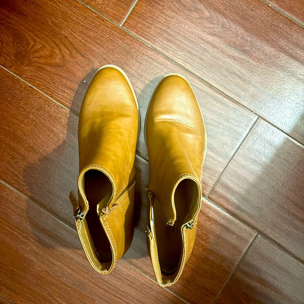 Old Navy Tan Leather Flats